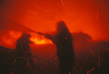 Dominique Martin - Photographie de reportage : incendie dans le massif du Tanneron, 24 juillet 1986. Une villa habitée par une famille est encerclée par le feu, le vent tournoyant ; le camion-citerne est attaqué par les flammes. Nous en sortirons tous sains et saufs grâce au fait que le terrain de la maison était nu, en cours de travaux, faisant ainsi office de coupe-feu. Double page dans Paris Match.