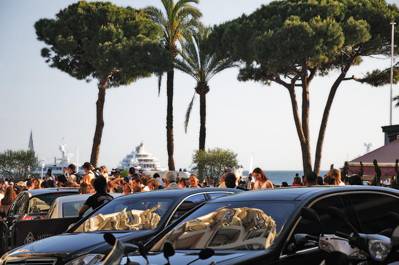 Festival de Cannes : reportage d'ambiance, le public sur la Croisette et au pied des palaces attendant d'entrevoir une star, le port et les yachts o&ugrave; les maisons de production et les cha&icirc;nes de t&eacute;l&eacute;vision installent leur quartier g&eacute;n&eacute;ral. Rendez-vous pour le festival 2011 d&egrave;s le 11 mai.