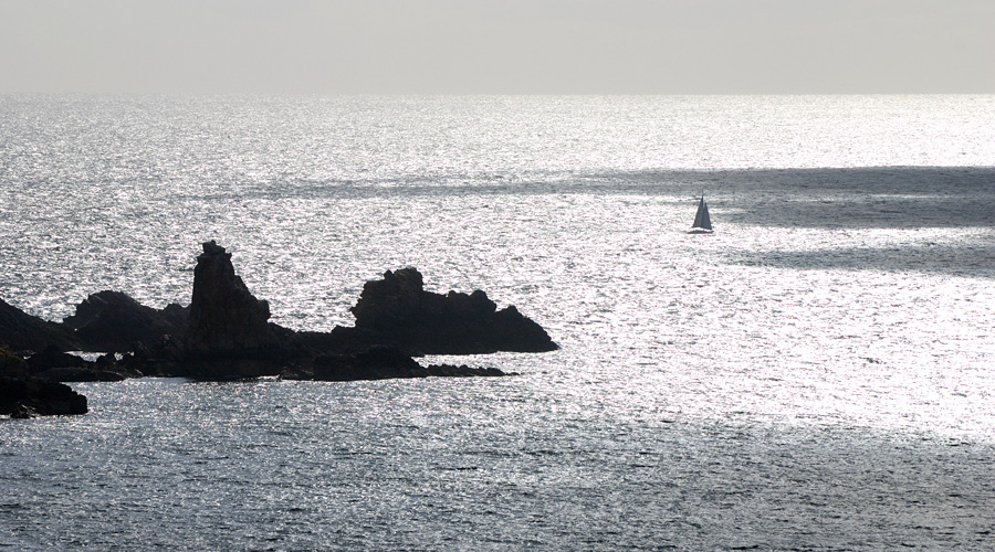 Beau livre photo Bretagne, tirage original : Voilier au large de Brest