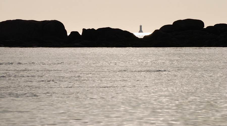 Beau livre photo Bretagne : sémaphore au large de Trégastel